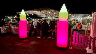 Leuchtende rosa und weiße Beleuchtung bei einem Event.